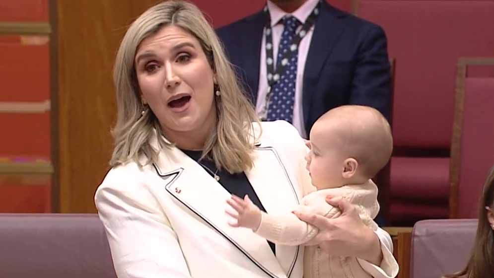 অস্ট্রেলিয়ার পার্লামেন্টে সন্তান কোলে নিয়েই ভাষণ দিলেন নারী সিনেটর